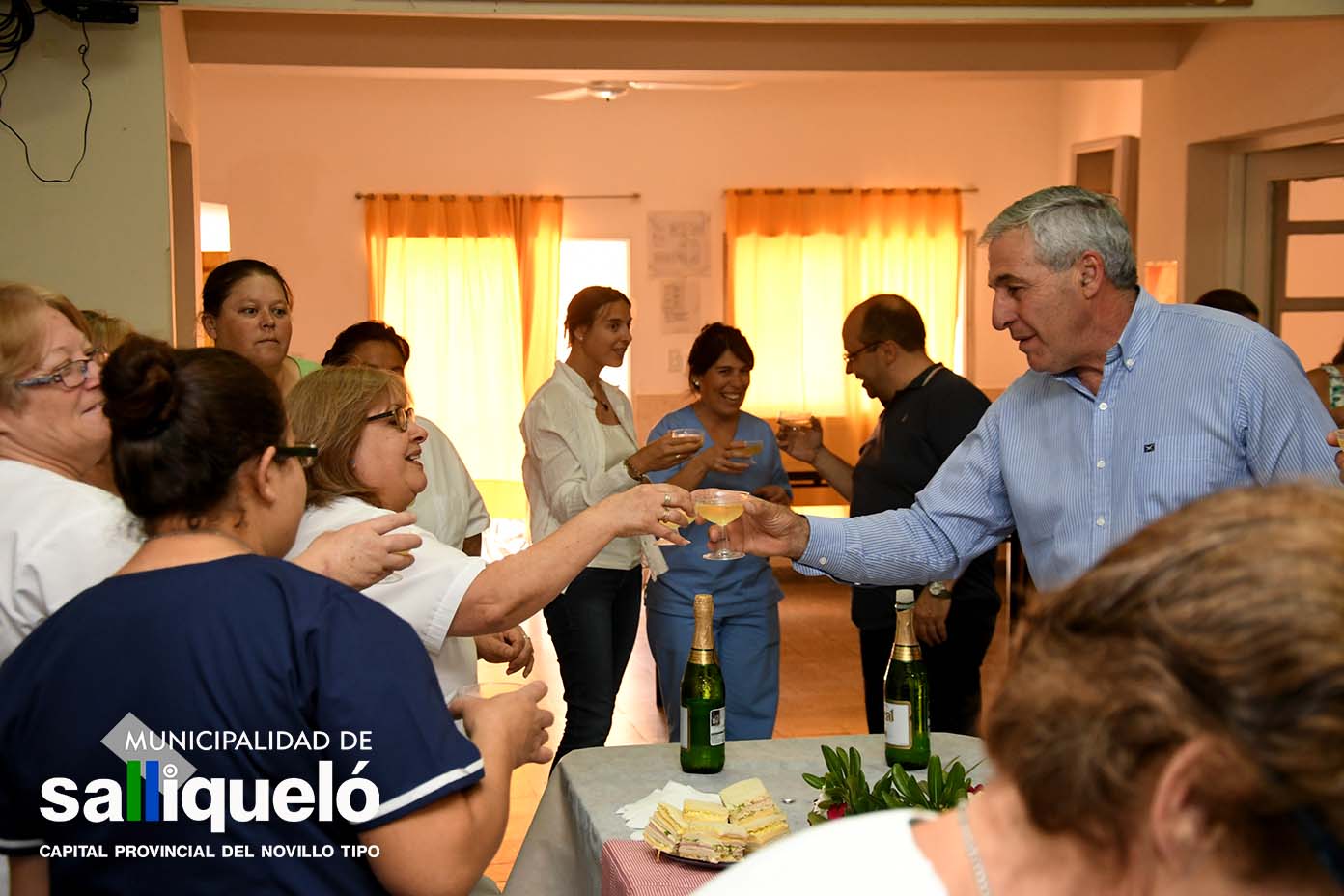 Hernández compartió los primeros Brindis en dependencias municipales