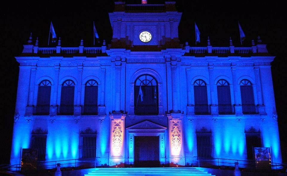 Por el Día del Autismo, iluminaron de azul el Palacio Municipal