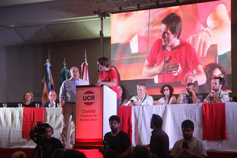 Valentín Miranda, y jóvenes locales en la Convención de la UCR