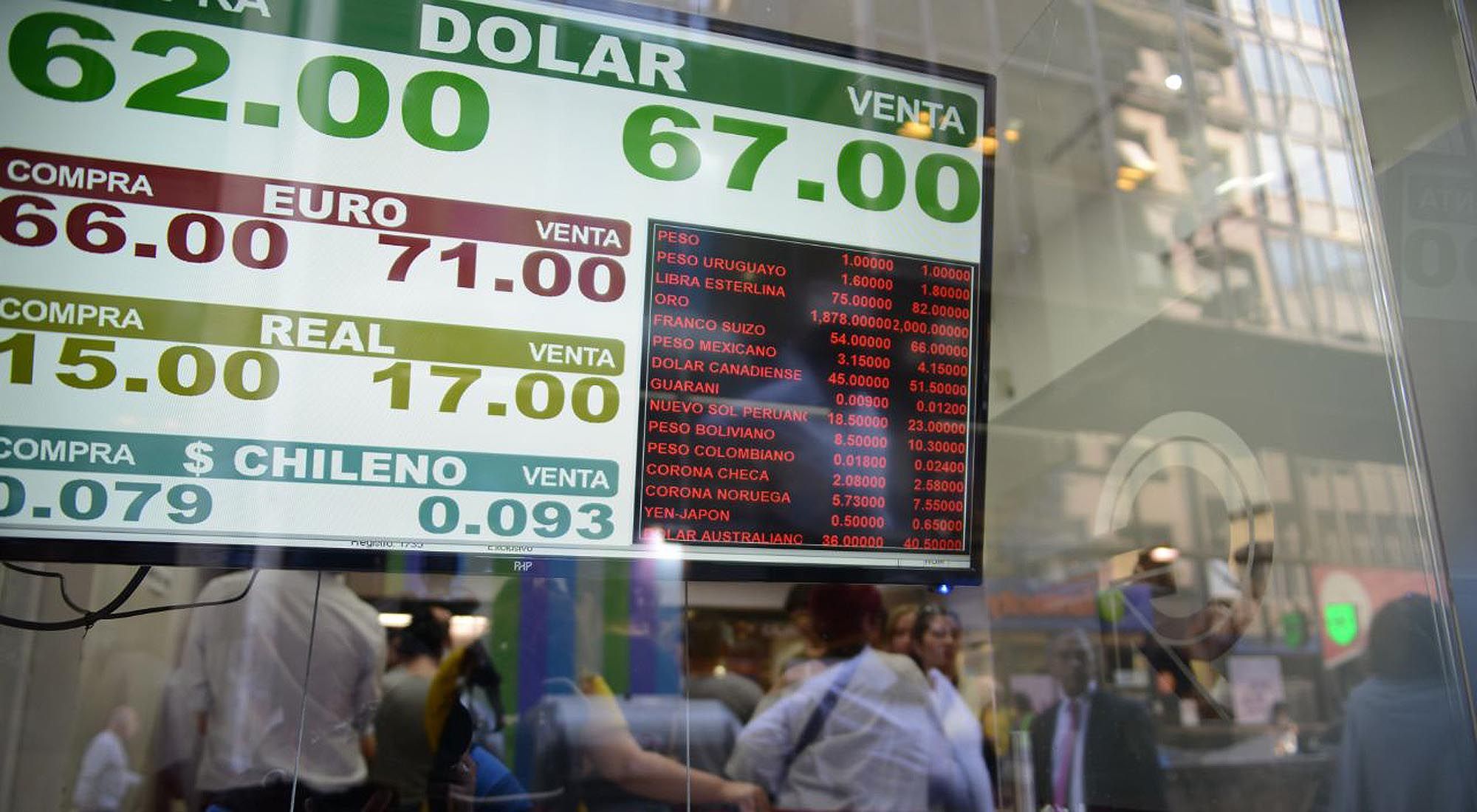 El dólar, al rojo vivo: subió casi $ 2 y cerró a $ 65, con récord de operaciones