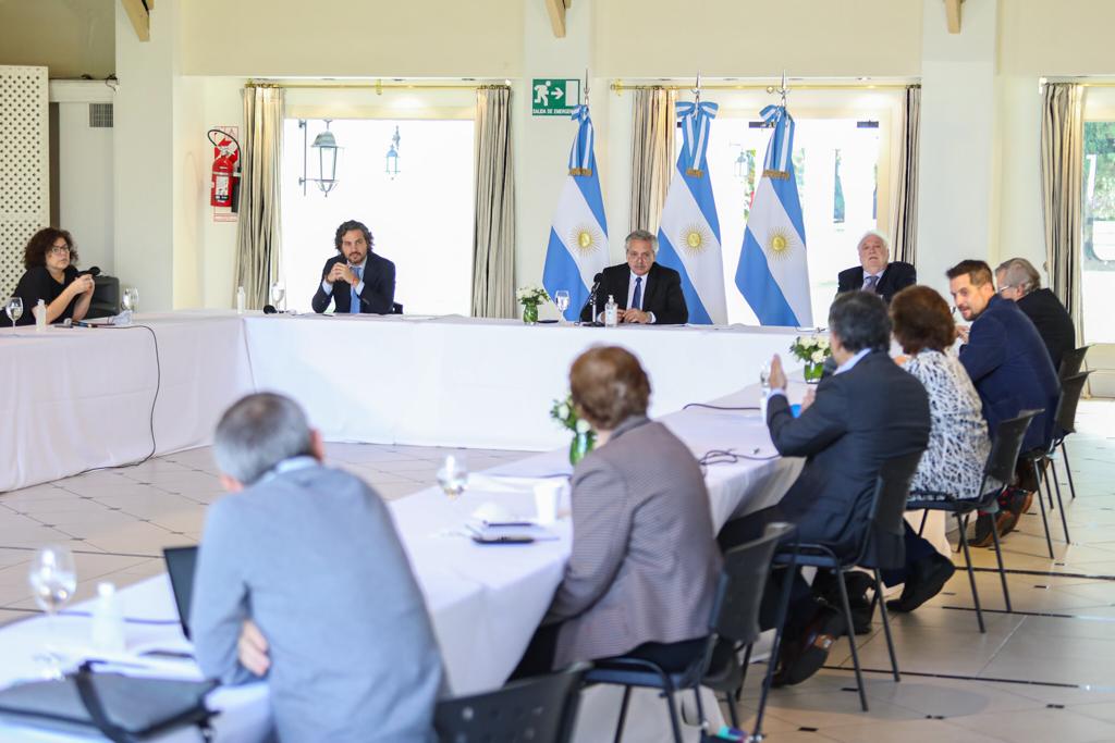 Fernández recibió al comité de asesores y define la prolongación de la cuarentena