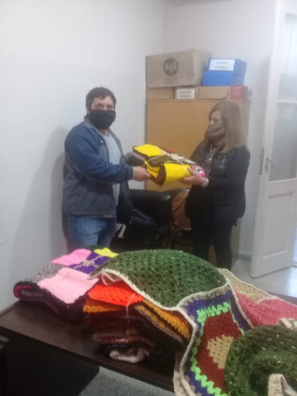 Pequeño Hogar recibió mantas tejidas en los talleres de la Escuela Municipal