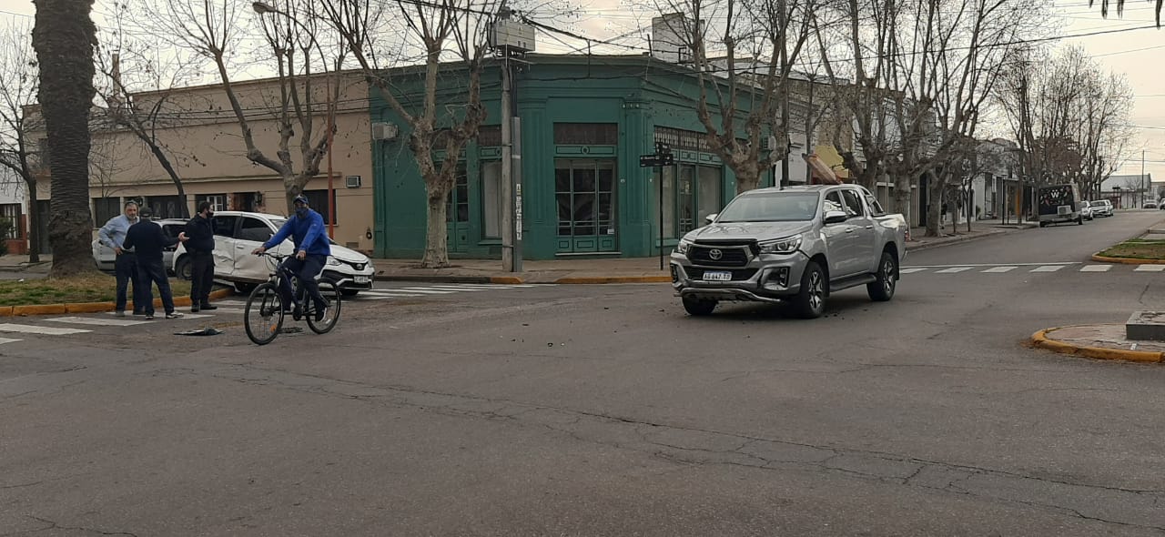 Otro choque en una esquina roja para el tránsito: Moreno y Villegas