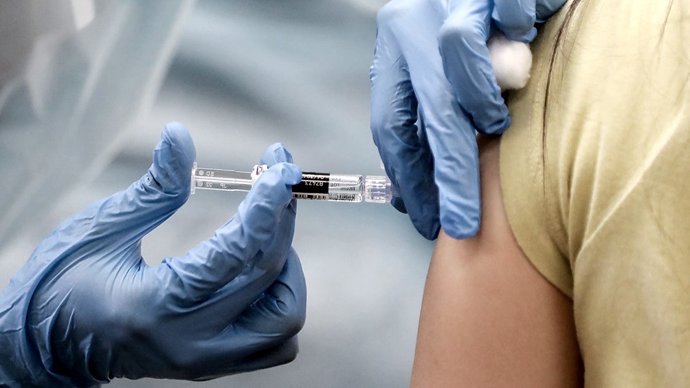 Marta Cohen: «No hay evidencia de que la vacuna de Oxford haya producido trombosis»