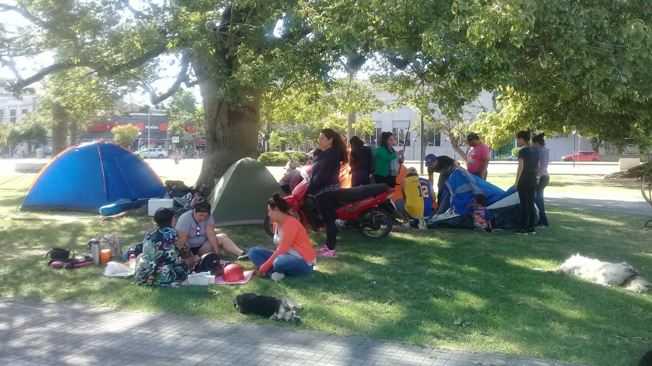 Luego de un desalojo, una familia lleva cuatro días durmiendo en la Plaza San Martín