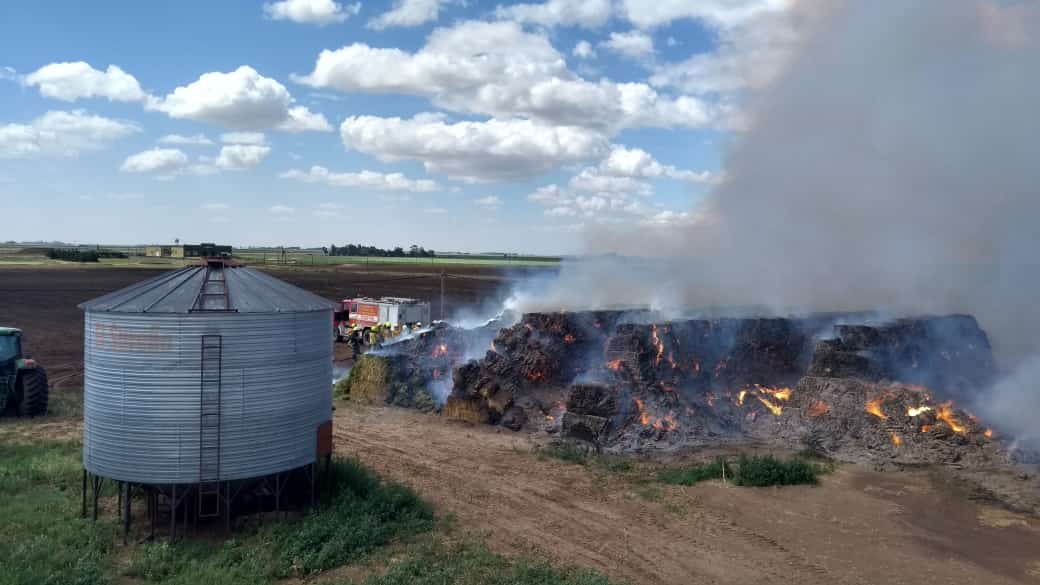 Ardieron rollos de alfalfa en el campo y un principio de incendio en un camión