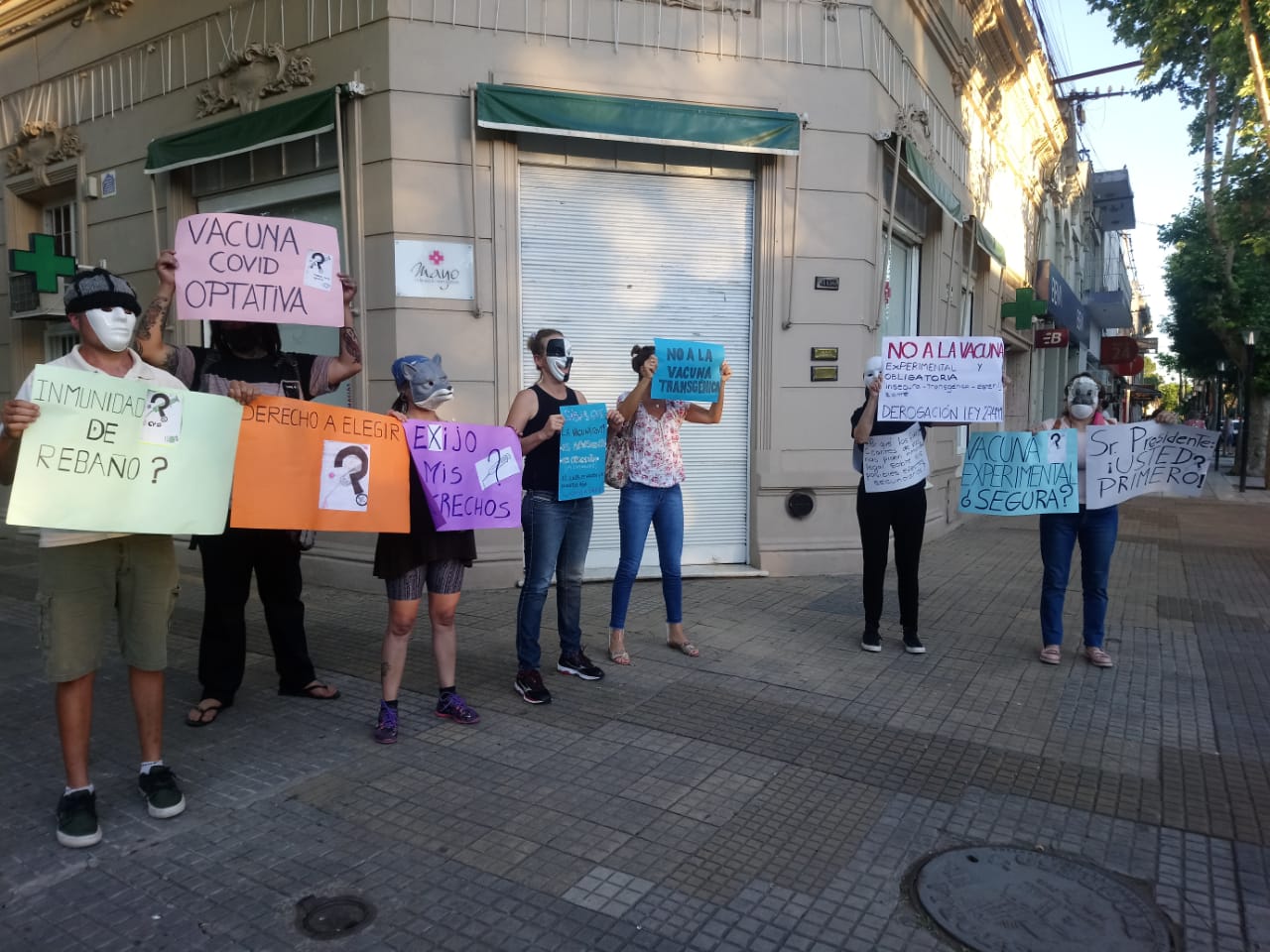 Vecinos se expresaron en la calle contra la obligatoriedad de la vacuna del Covid