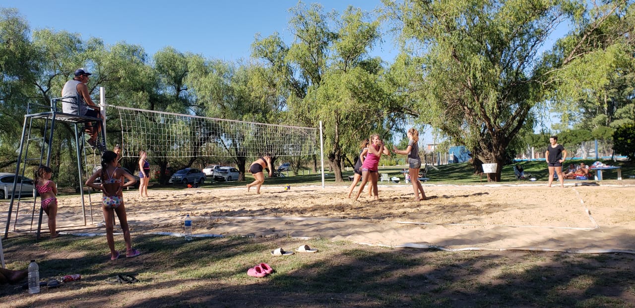 Con un torneo femenino, Argentino inauguró su cancha de beach vóley