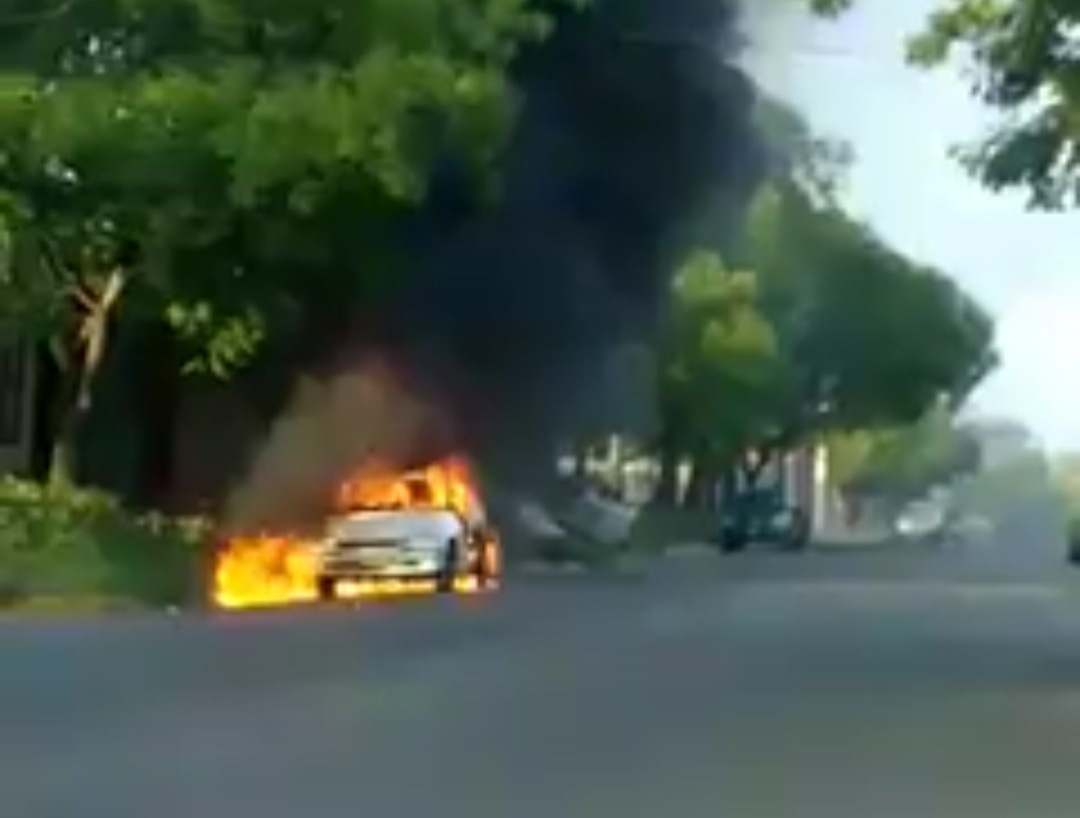 Las llamas consumieron un auto en la calle Rivadavia e investigan qué pasó