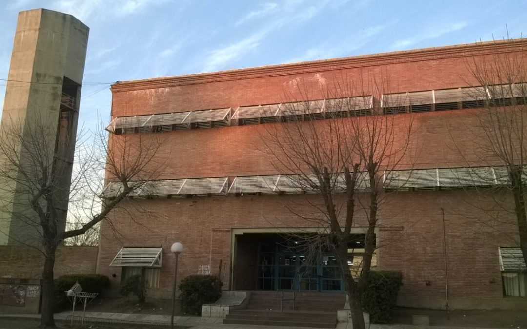 Rompieron la puerta de emergencias y se robaron la bandera del ex Nacional