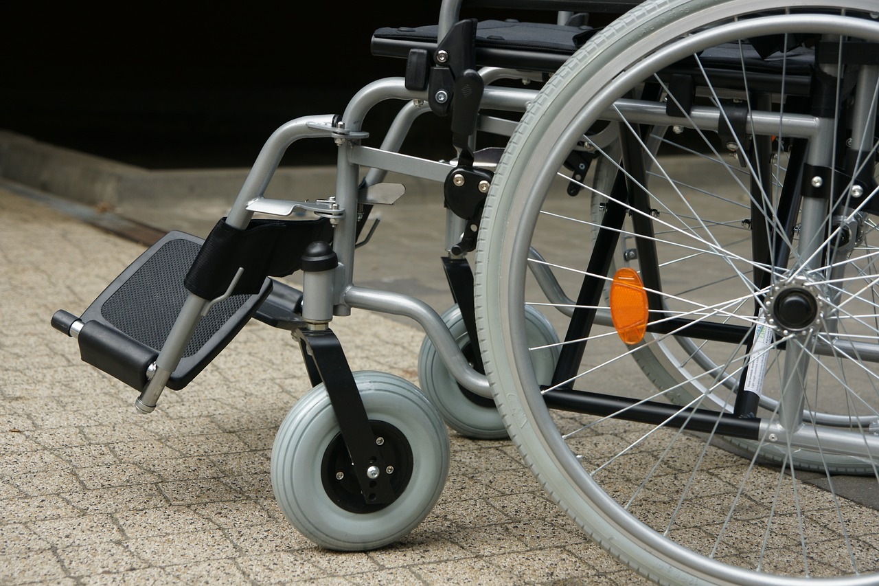 Una madre le reclama a IOMA que entregue una silla de ruedas para su hija de 4 años
