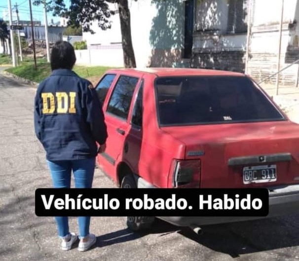 La Policía encontró el auto robado: lo habían abandonado en la calle