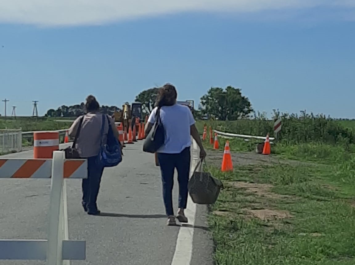 Dos vecinas de América cruzaron caminando el puente y su historia se hizo viral