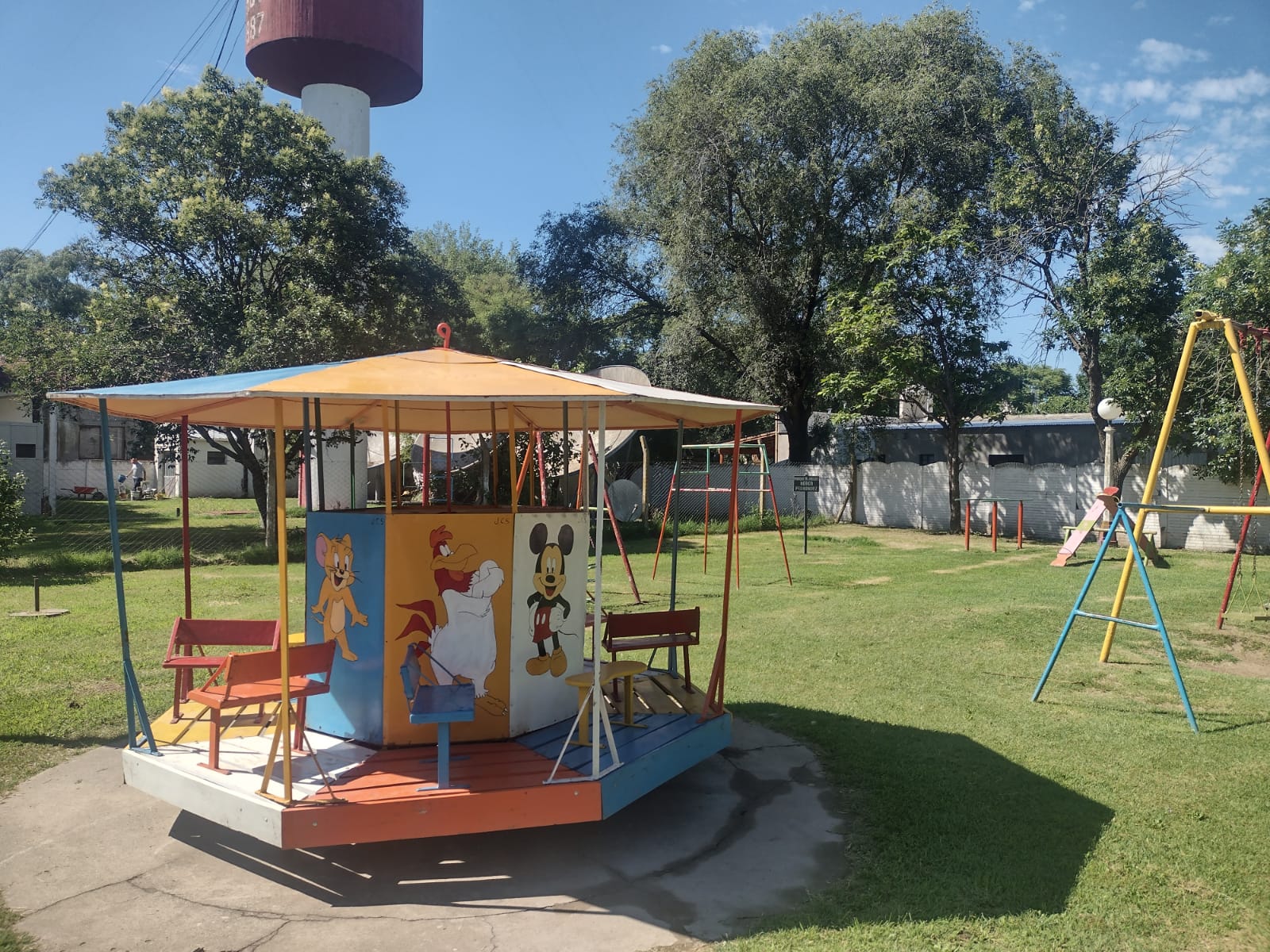 Beruti: acondicionamiento y pintado de juegos y la vuelta de la calesita en el Parque Infantil