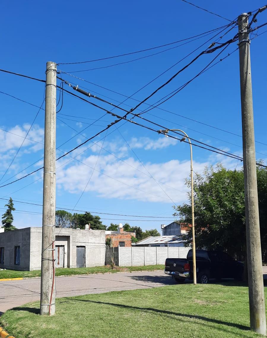 Juntos presentó un proyecto para que las empresas que utilicen el espacio aéreo retiren los cables fuera de servicio