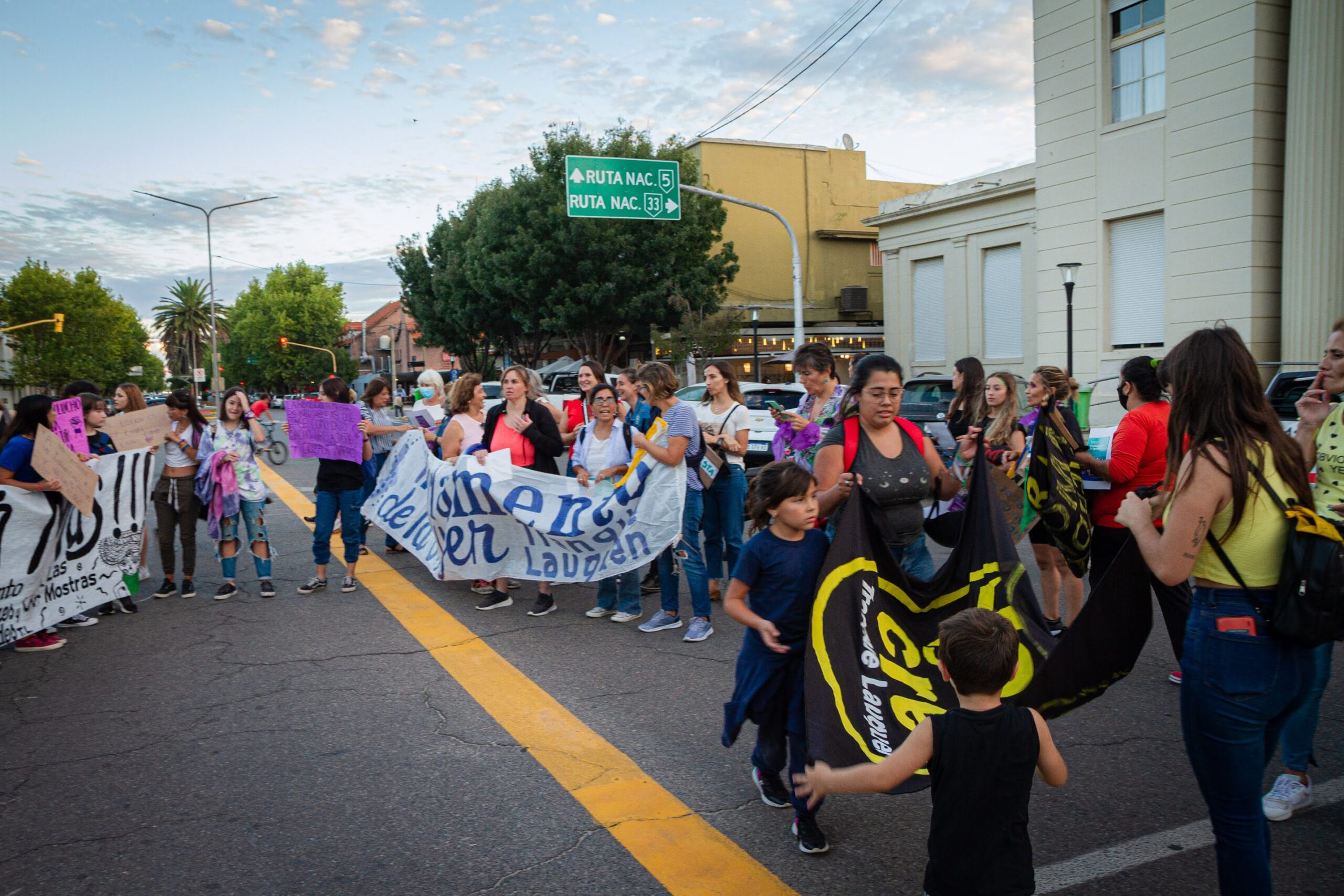 Las agrupaciones feministas marcharon y cuestionaron la política de género municipal