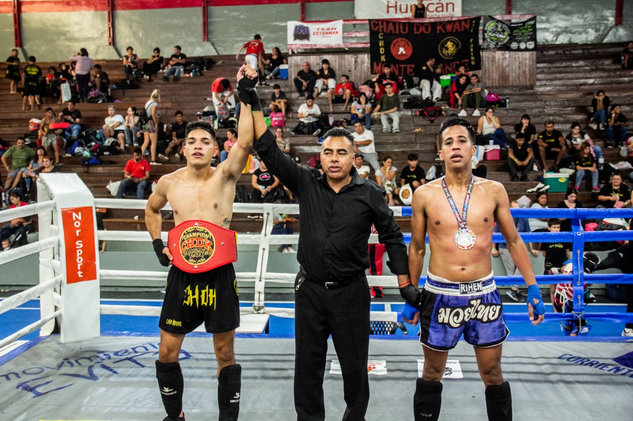 Dos competidores locales se presentaron en un torneo de kick boxing en Buenos Aires