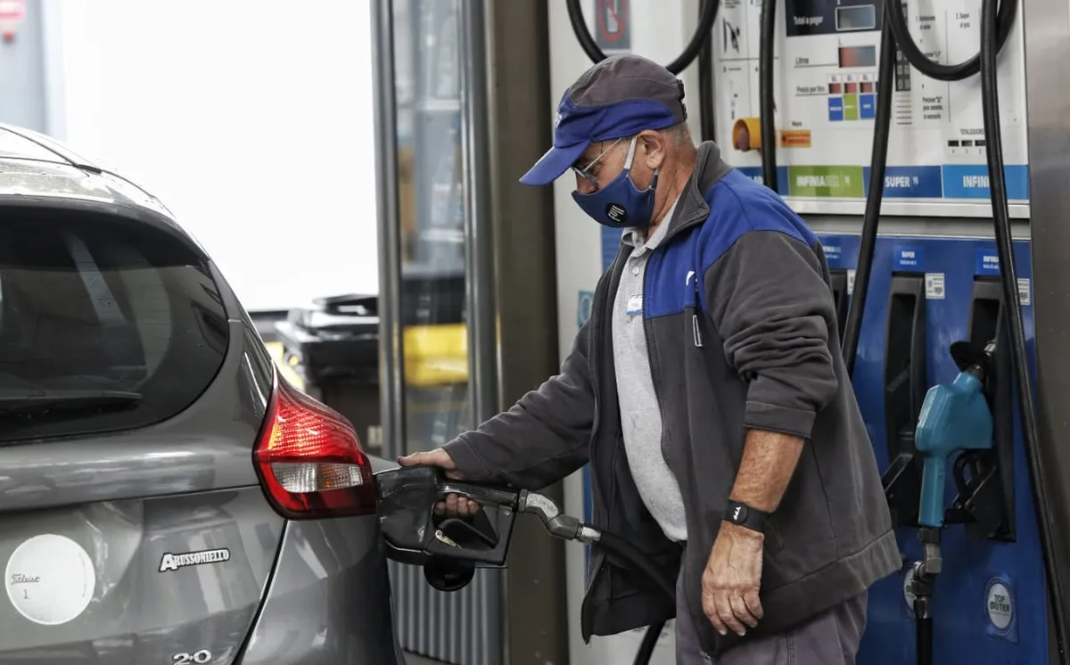 El Gobierno postergó la suba de los impuestos a los combustibles para abril