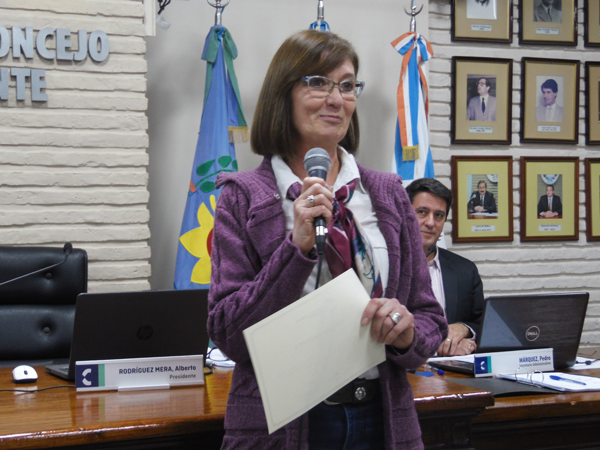 La artista local María Susana López expone en el recinto del Concejo