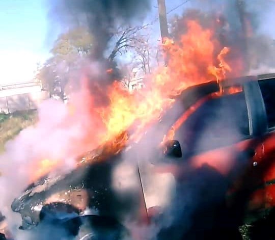 Se incendió un auto en la esquina de 25 de Mayo y Di Gerónimo