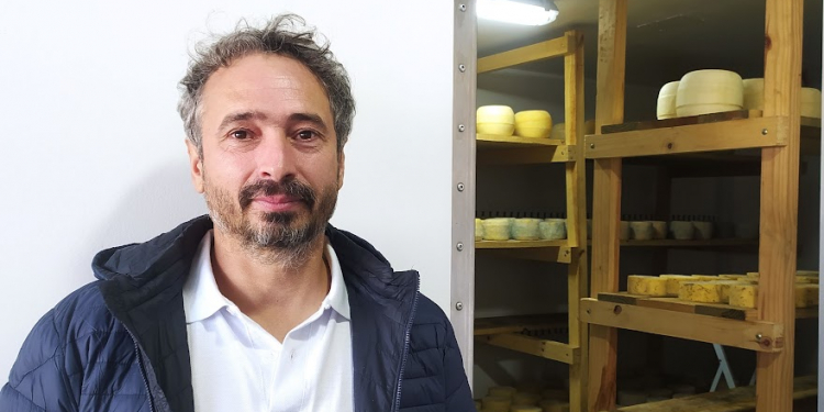 Destacan el emprendimiento de Alejandro Fraile: fabricación de quesos caseros