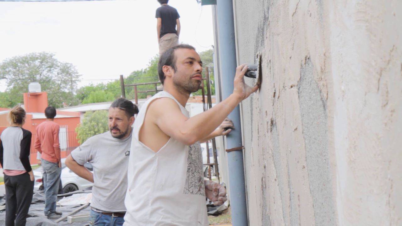 El encuentro de arte mural ya enciende con colores el predio de la Escuela Técnica