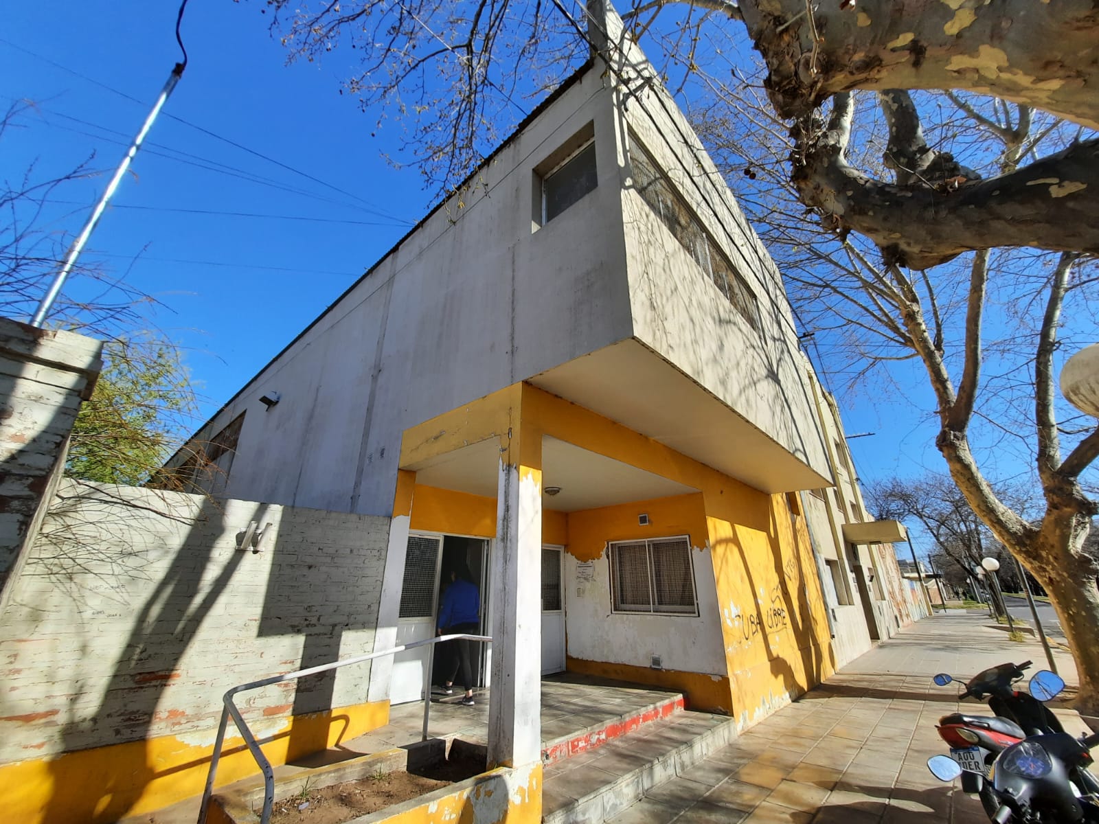 Por las filtraciones de agua suspendieron las clases en la Escuela Secundaria 11