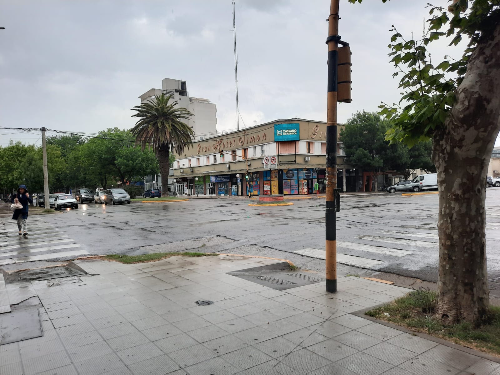 Fuerte lluvia en pocas horas en la ciudad y rige un alerta amarillo para la zona