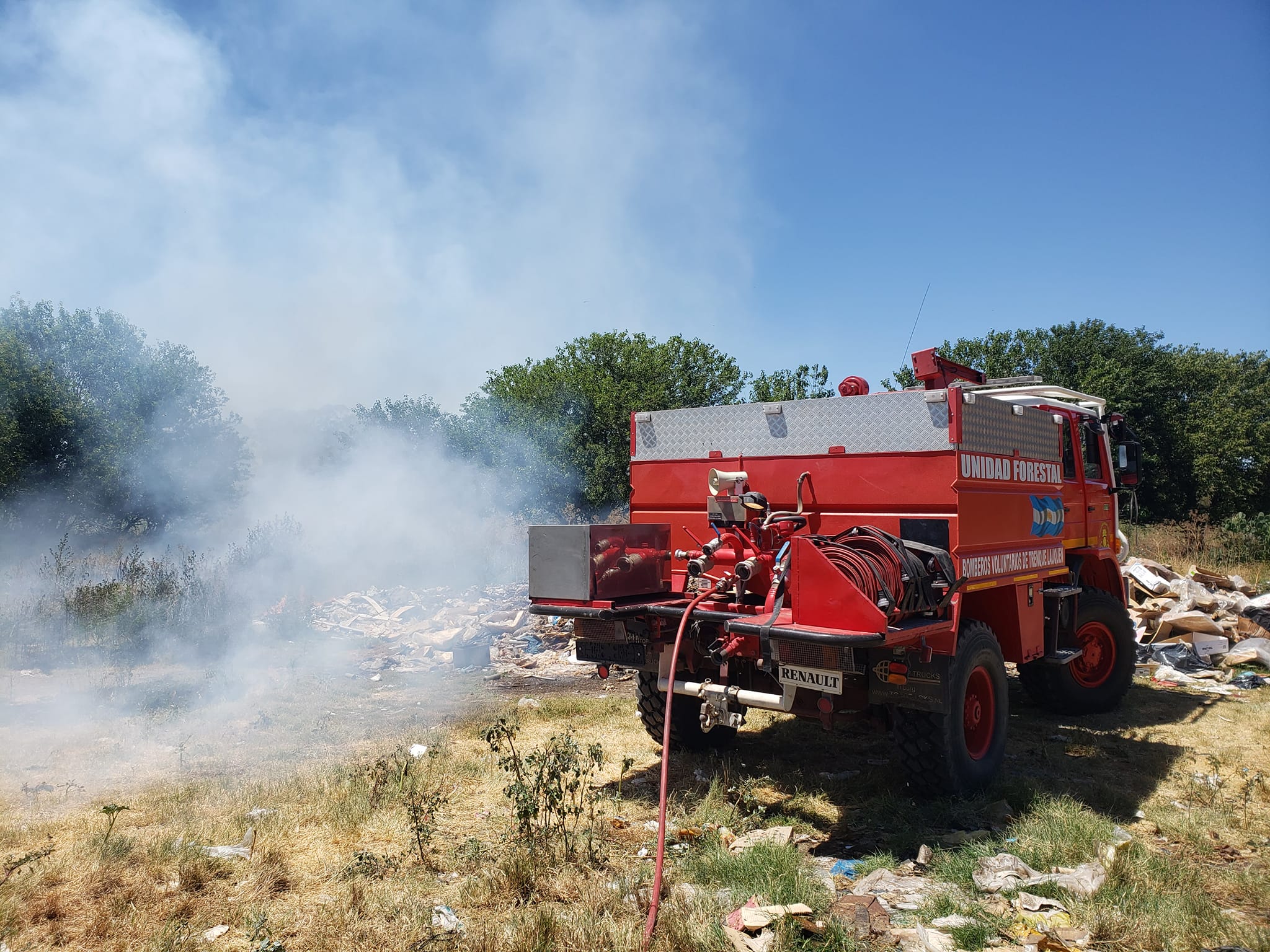 Se incendió un auto en un garaje y las pérdidas fueron totales