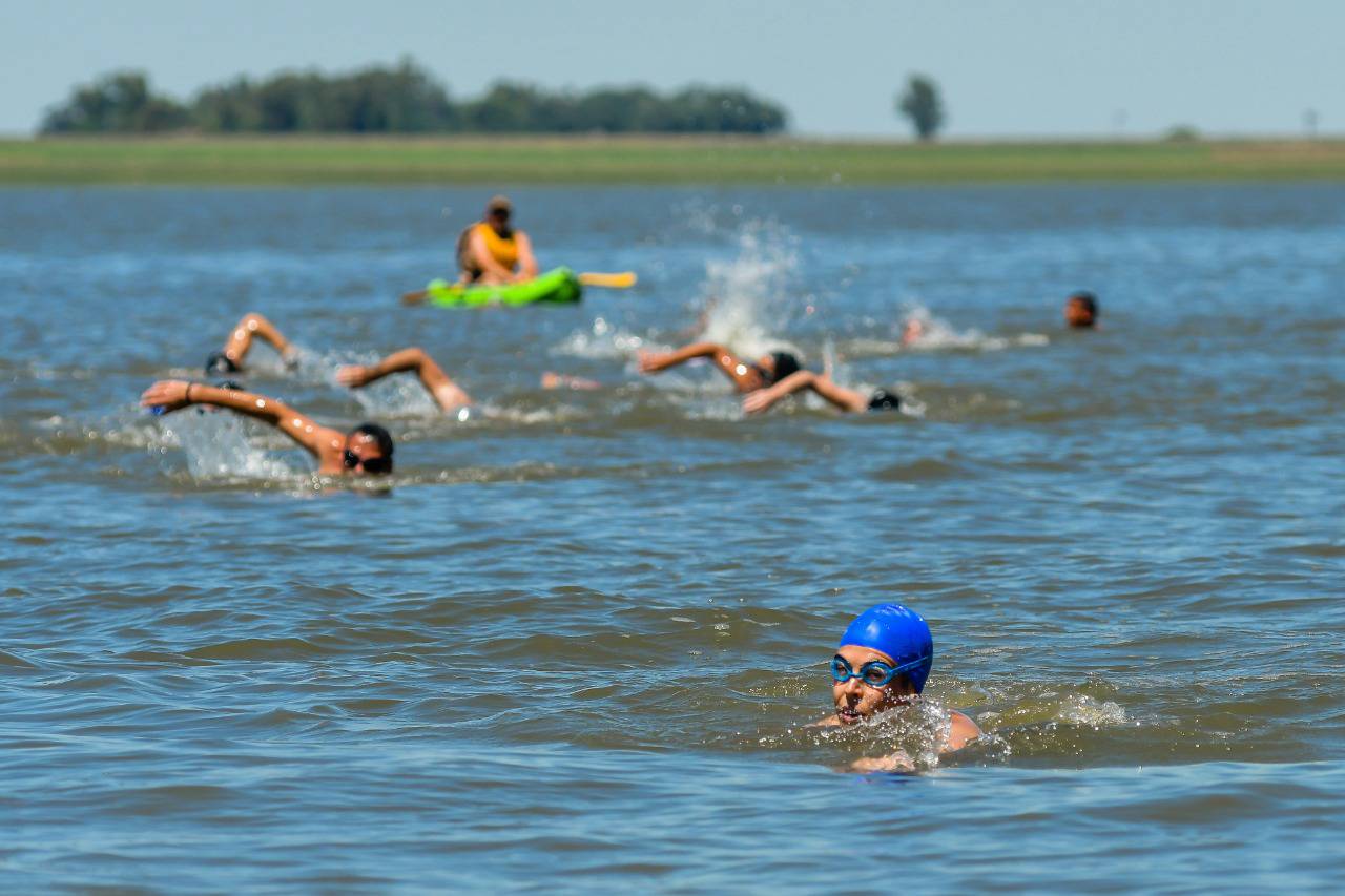 Se corrió la tradicional prueba a aguas abiertas: cruce a nado de Cochicó