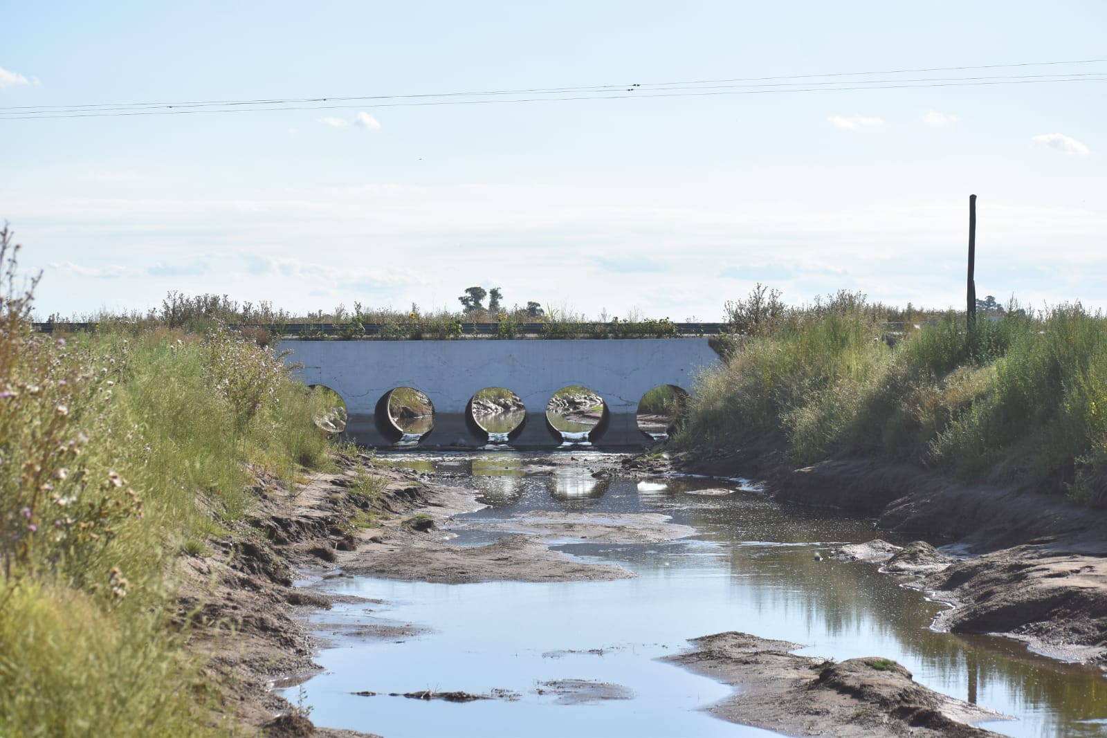 Efecto de la sequía: apenas un hilo de agua pasa por el entubado de la ruta 33 y entra a Cuero de Zorro