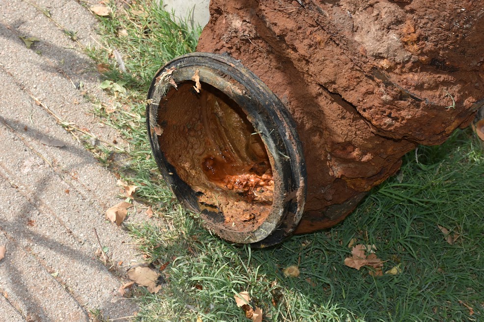 Servicios Sanitarios realizó el recambio de una válvula del caño principal de agua en Villegas e Yrigoyen