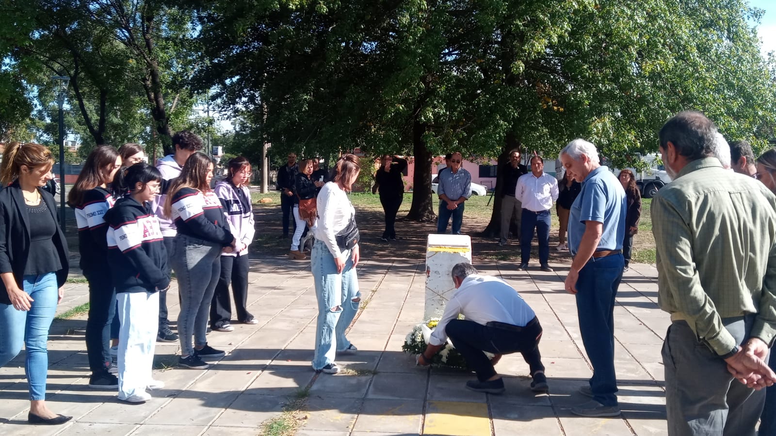 Homenaje a los héroes de Malvinas: colocaron una ofrenda floral en la Plazoleta Marineros del Belgrano