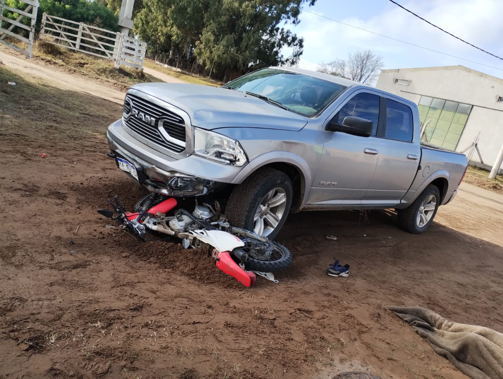 Una camioneta chocó a una moto en la que viajaba una madre y sus dos hijos de 2 años