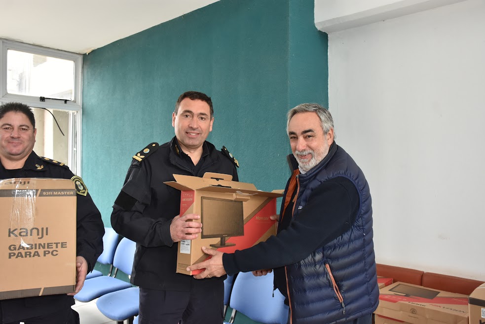 El intendente Fernández encabezó hoy un acto de entrega de materiales y mobiliario a reparticiones policiales del distrito