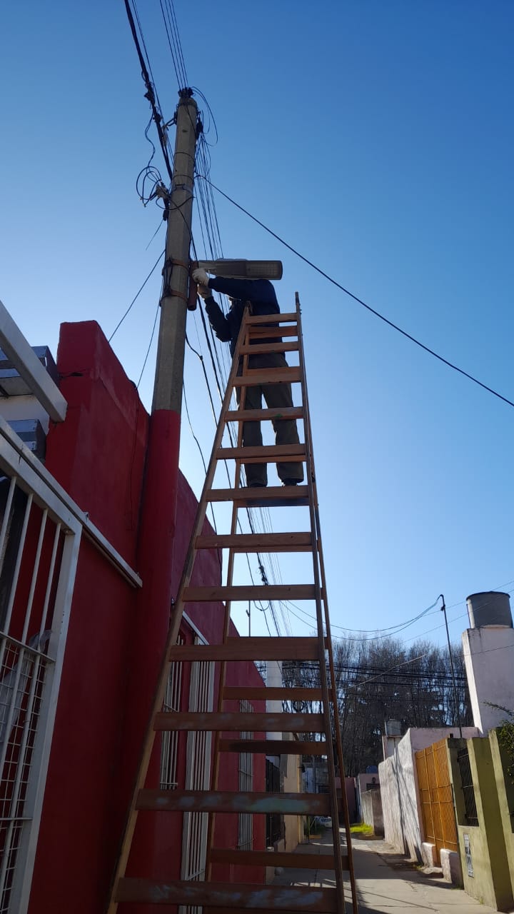 Hacen el recambio de luces en el barrio Los Robles