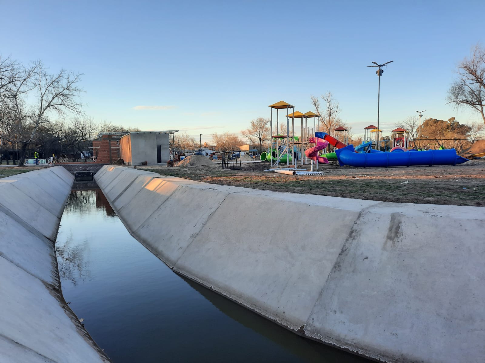 El renovado sector de juegos y los canales de agua ya se dejan ver en el nuevo Parque