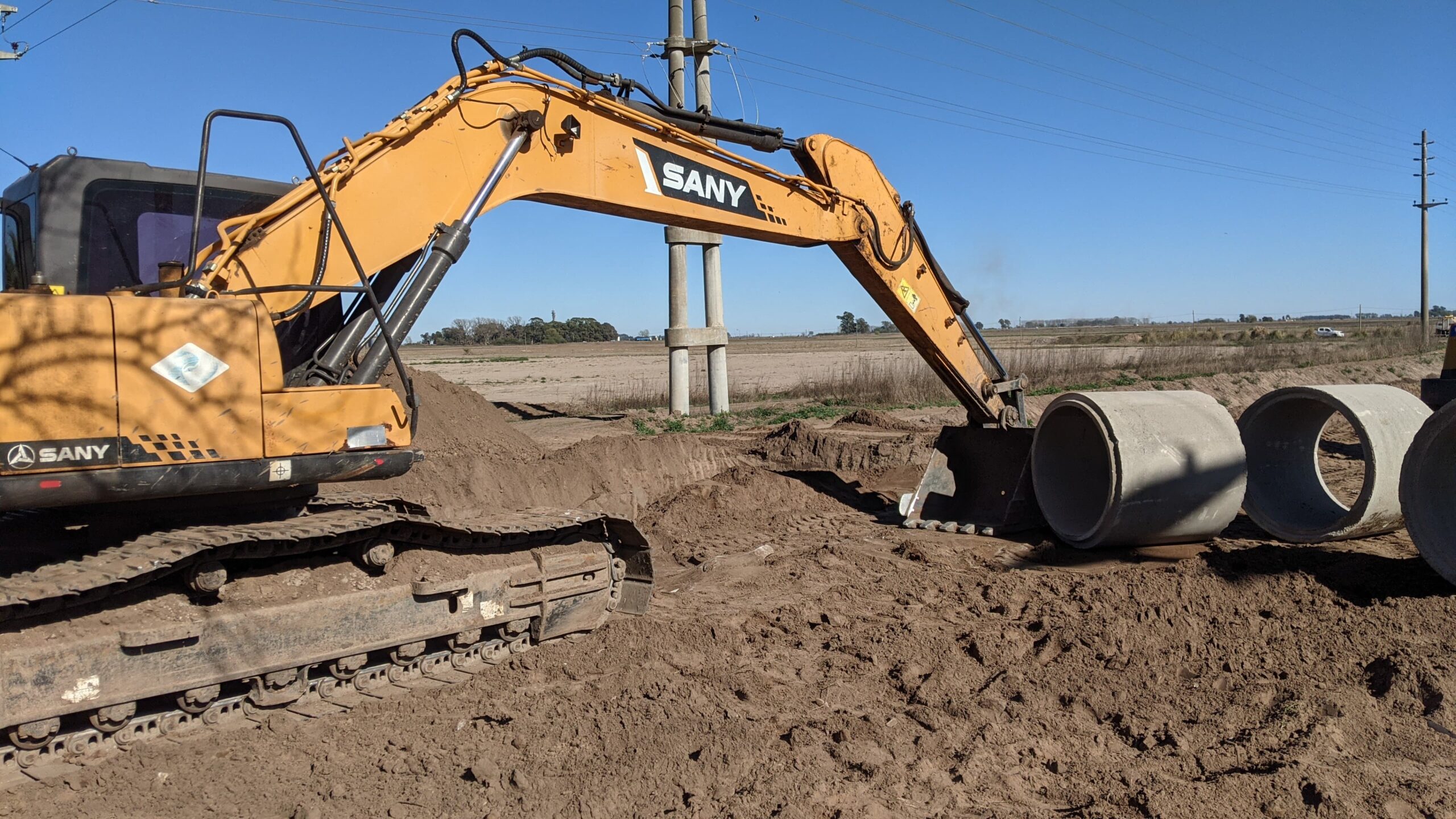 El Municipio inició una obra de desagües pluviales en el acceso Perón