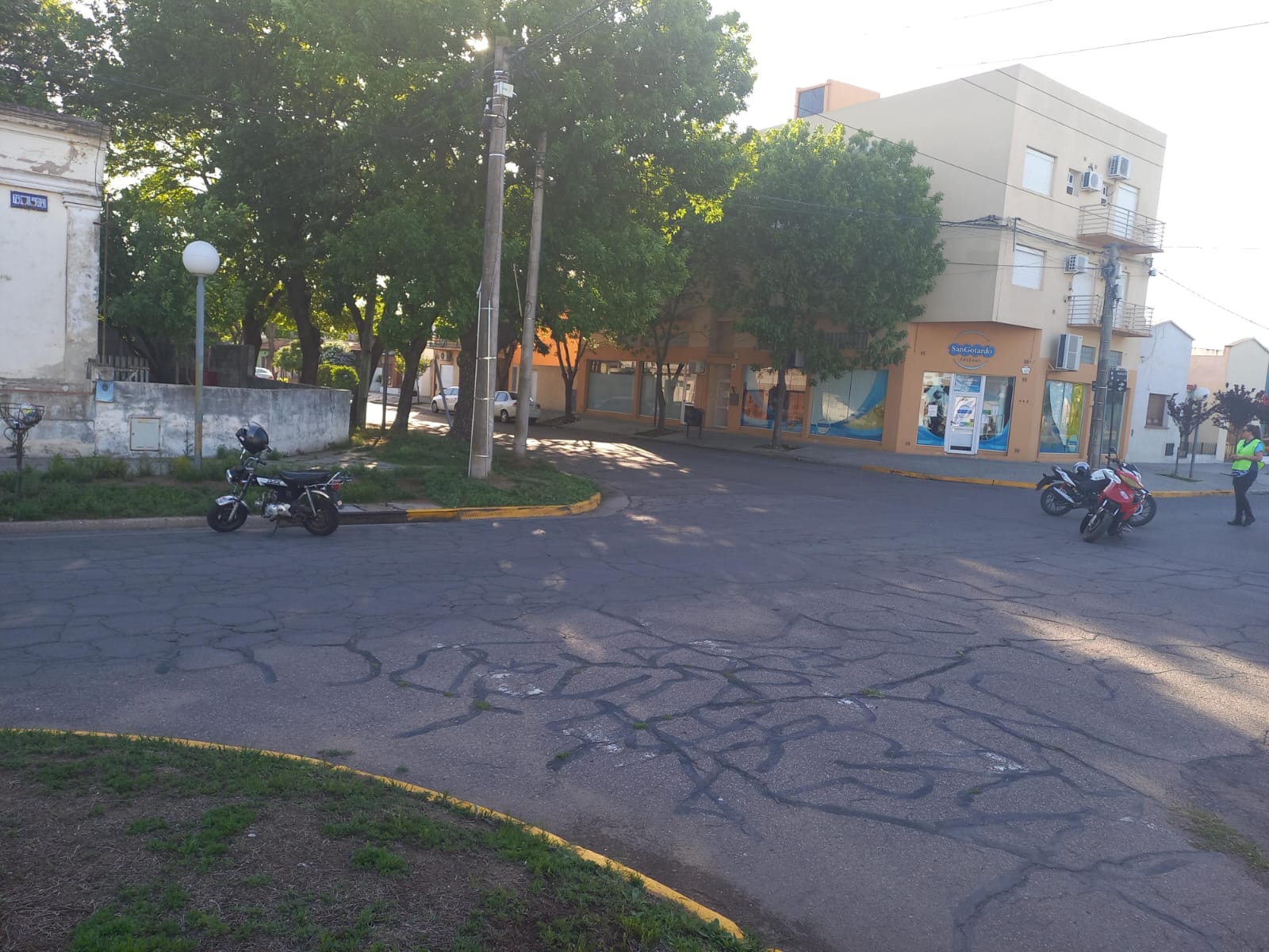 Chocaron dos motos y una mujer recibió lesiones consideradas graves