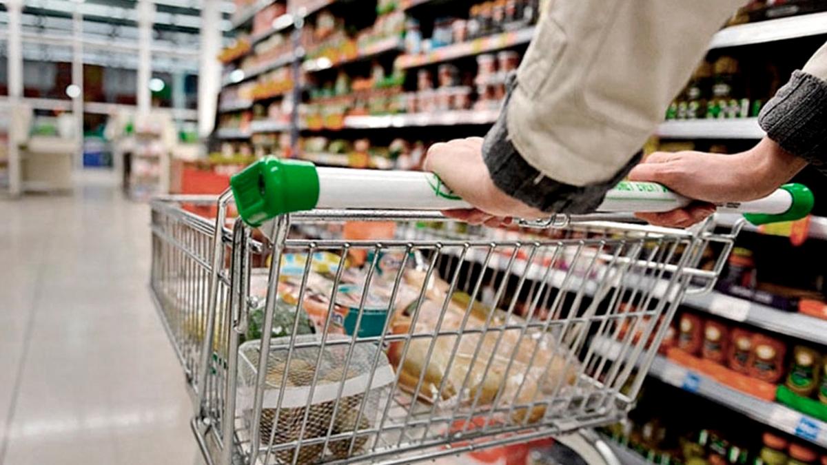 El consumo cayó 5,6% interanual en julio, pero mostró una leve mejora en relación al mes pasado