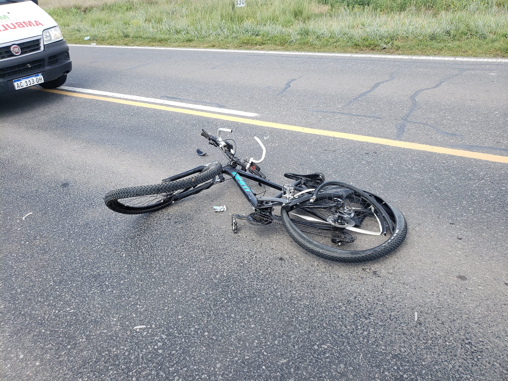 Una moto chocó con una bicicleta en la ruta 33