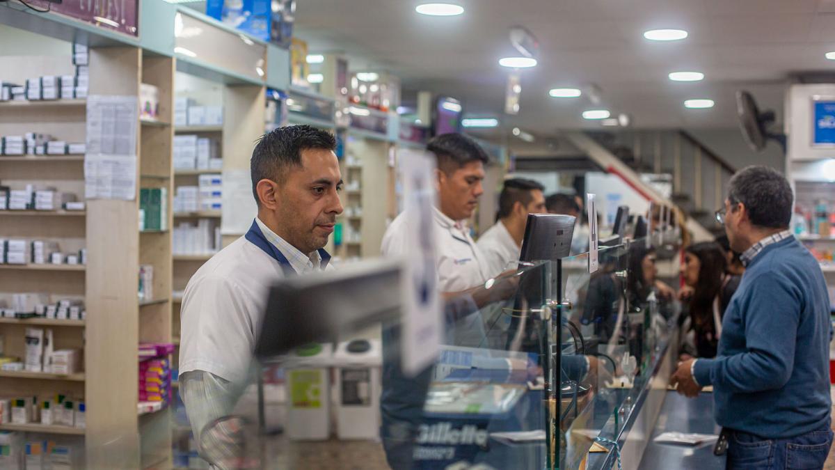 El Colegio de Farmacéuticos dice que el DNU de Milei “atenta gravemente contra la salud de la población”