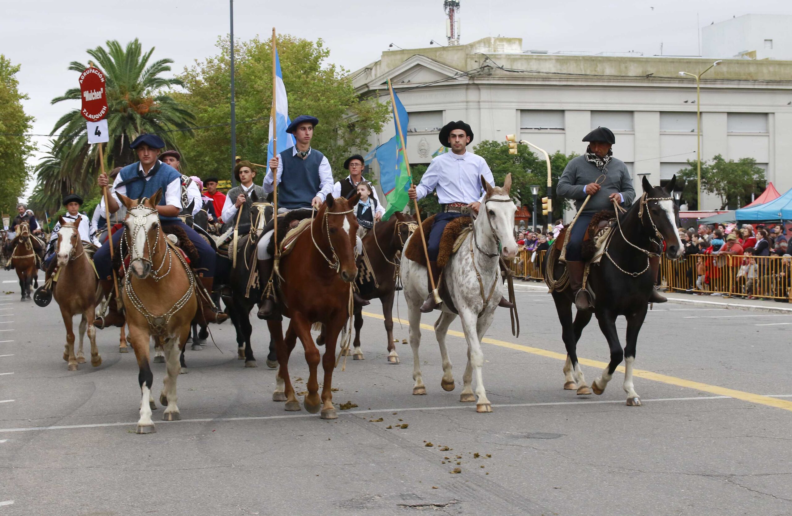 Historia y tradición en el centro de la ciudad con el tradicional desfile aniversario