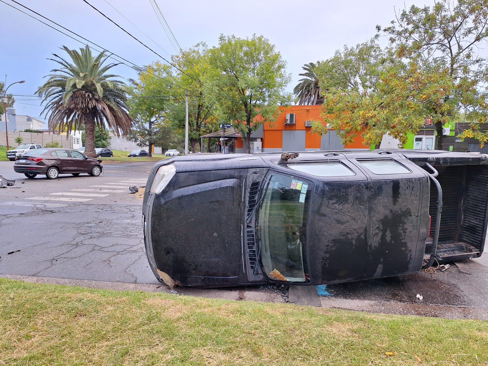 Choque y espectacular vuelco en una esquina del Parque Municipal