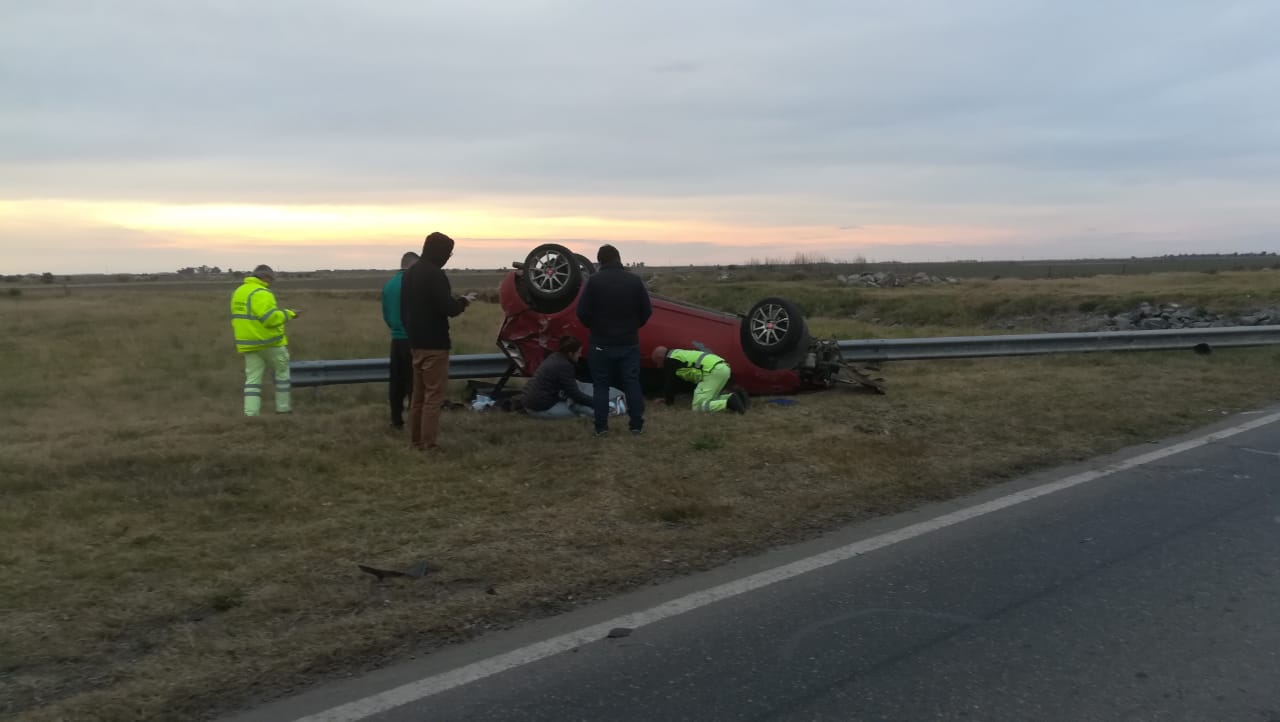 Volcó un auto en la ruta 5 y resultó con lesiones un vecino de Trenque Lauquen