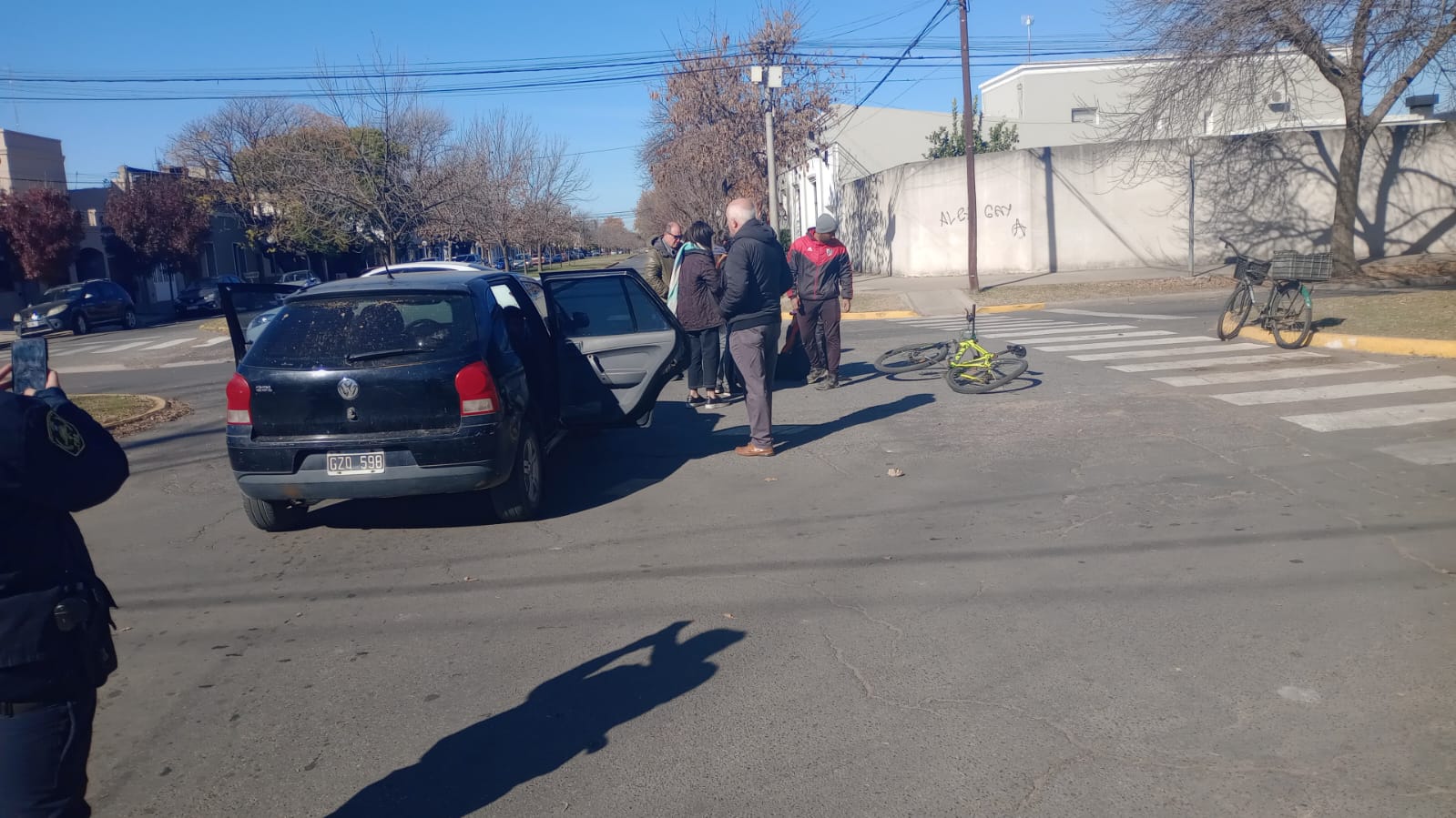 Chocaron un auto y una bicicleta en la esquina de la Escuela 2: sin lesionados