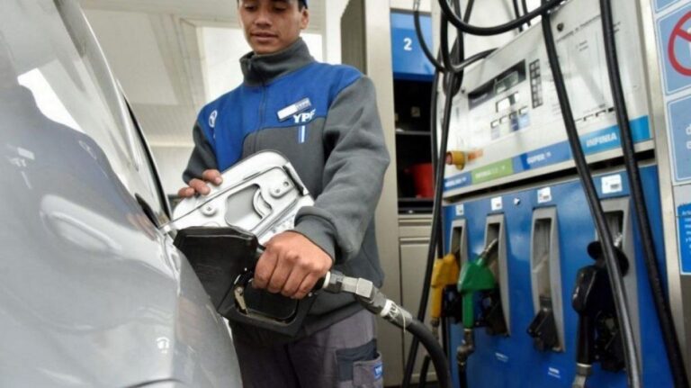 Los precios de los combustibles bajan un 3% a partir del lunes