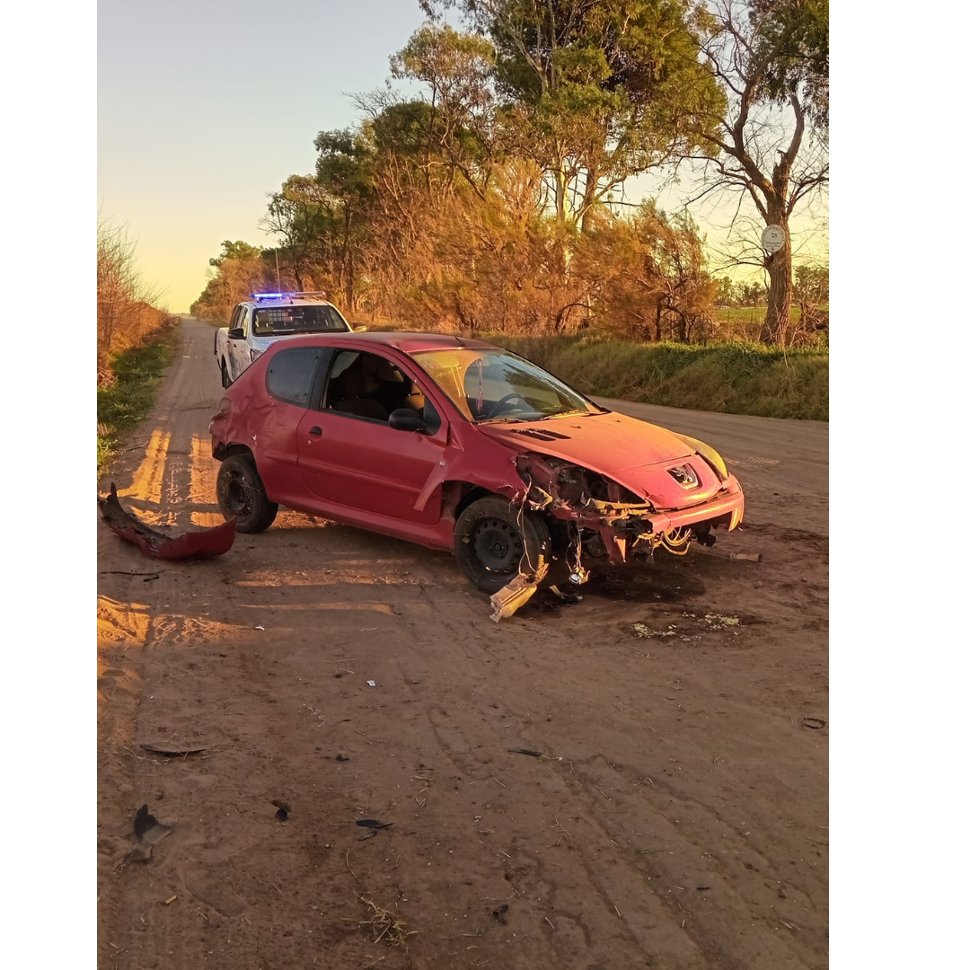 En 30 de Agosto robaron un auto y lo volcaron en un camino vecinal