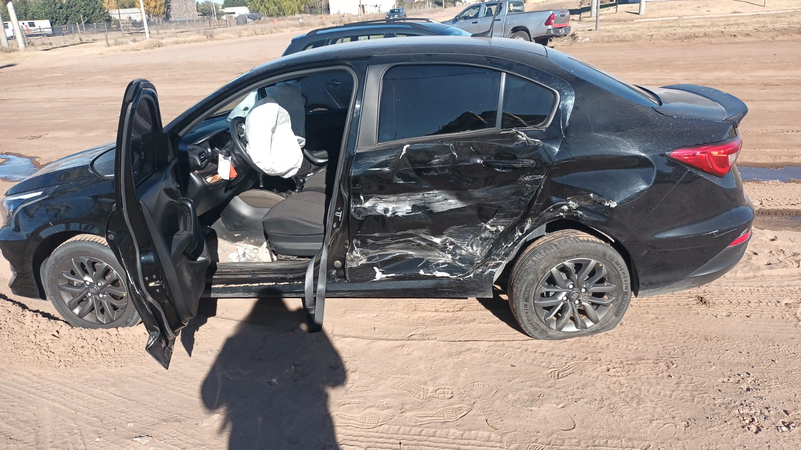 Fuerte accidente en calles de tierra entre camioneta y auto: sin lesionados