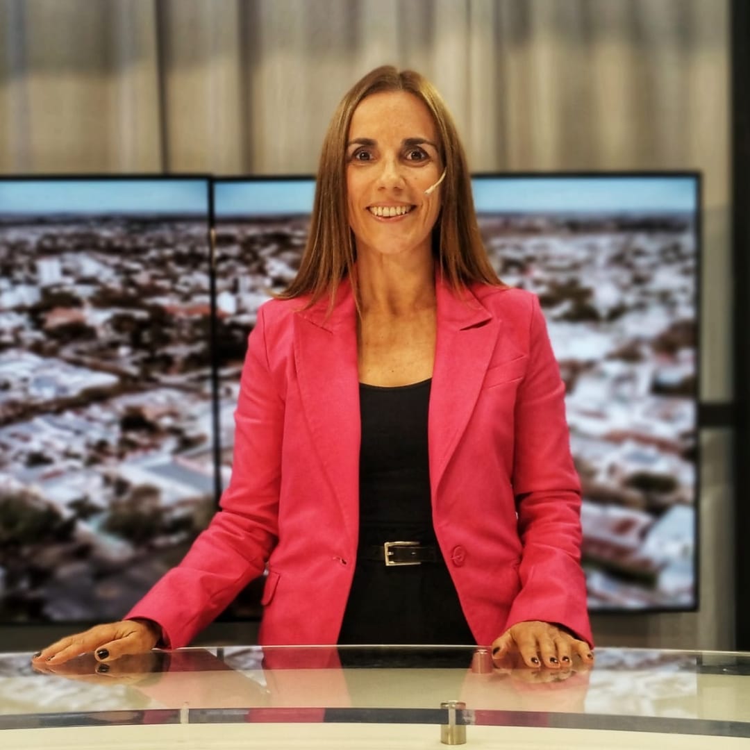 Daniela Villaro una periodista con sello propio que presenta las noticias con seriedad y profesionalismo